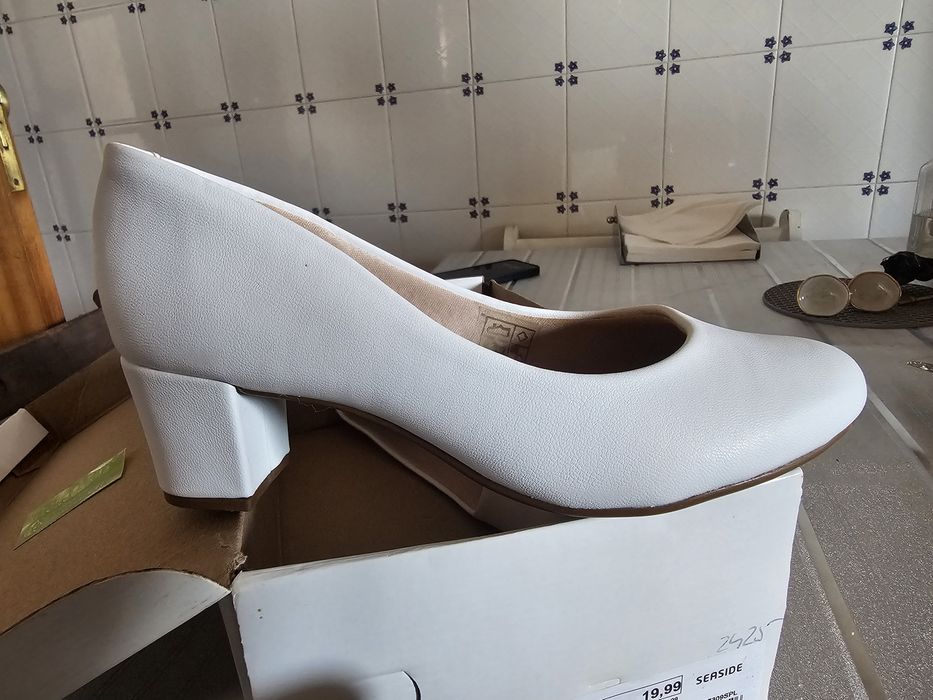 Sapatos brancos almofadados