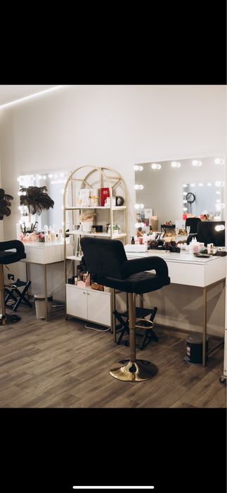 Оренда візажного столу