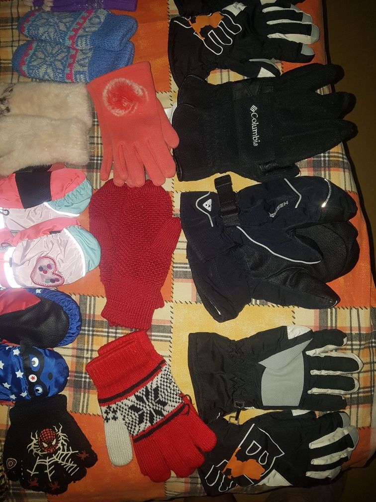 Перчатки,рукавиці ,шапочки зимові.