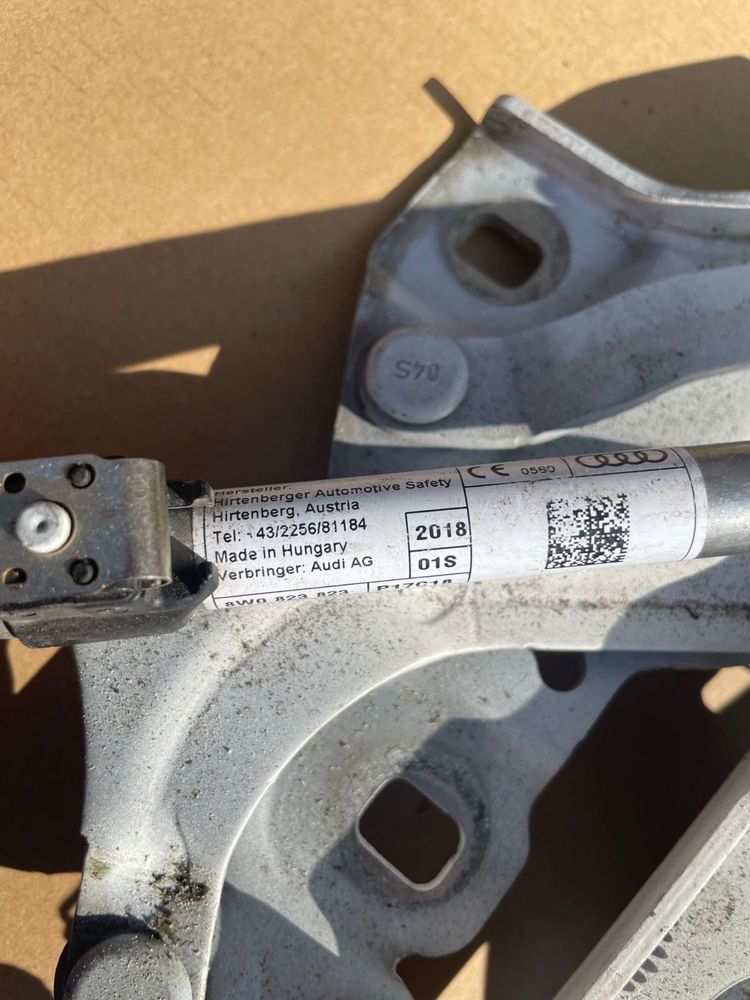 Петля капоту з піропатроном для Audi A4 B9 8W0823823 (права ліва)