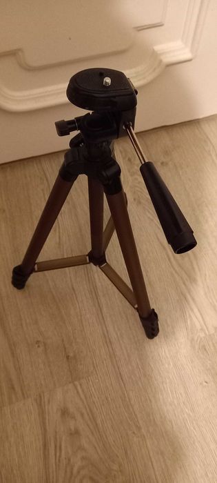 Tripé Amazon Basics - Super leve, com capa.