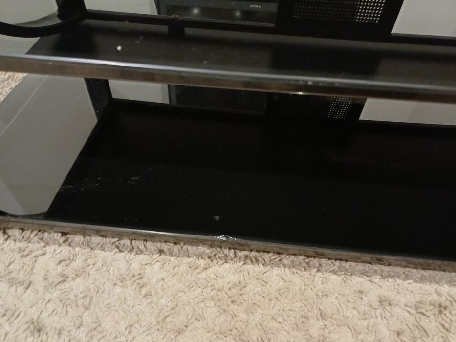Szklana szafka pod telewizor