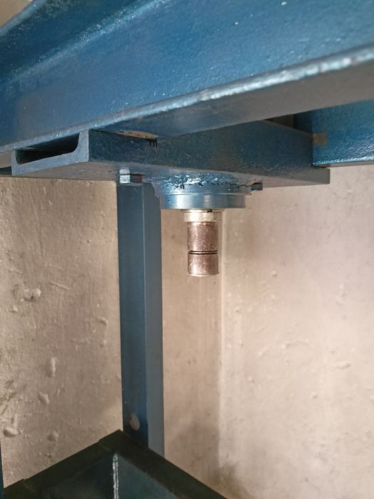 Prasa hydrauliczna mocna kontrukcja możliwość regulacji siłownika