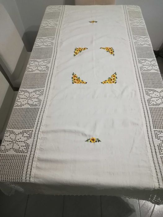 Toalha de mesa em algodão com bordados e crochê feitos à mão