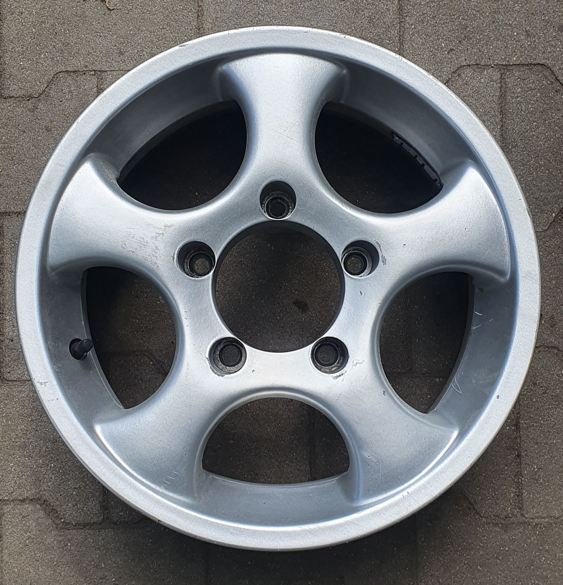 Felga aluminiowa Suzuki 6 x 15 et20