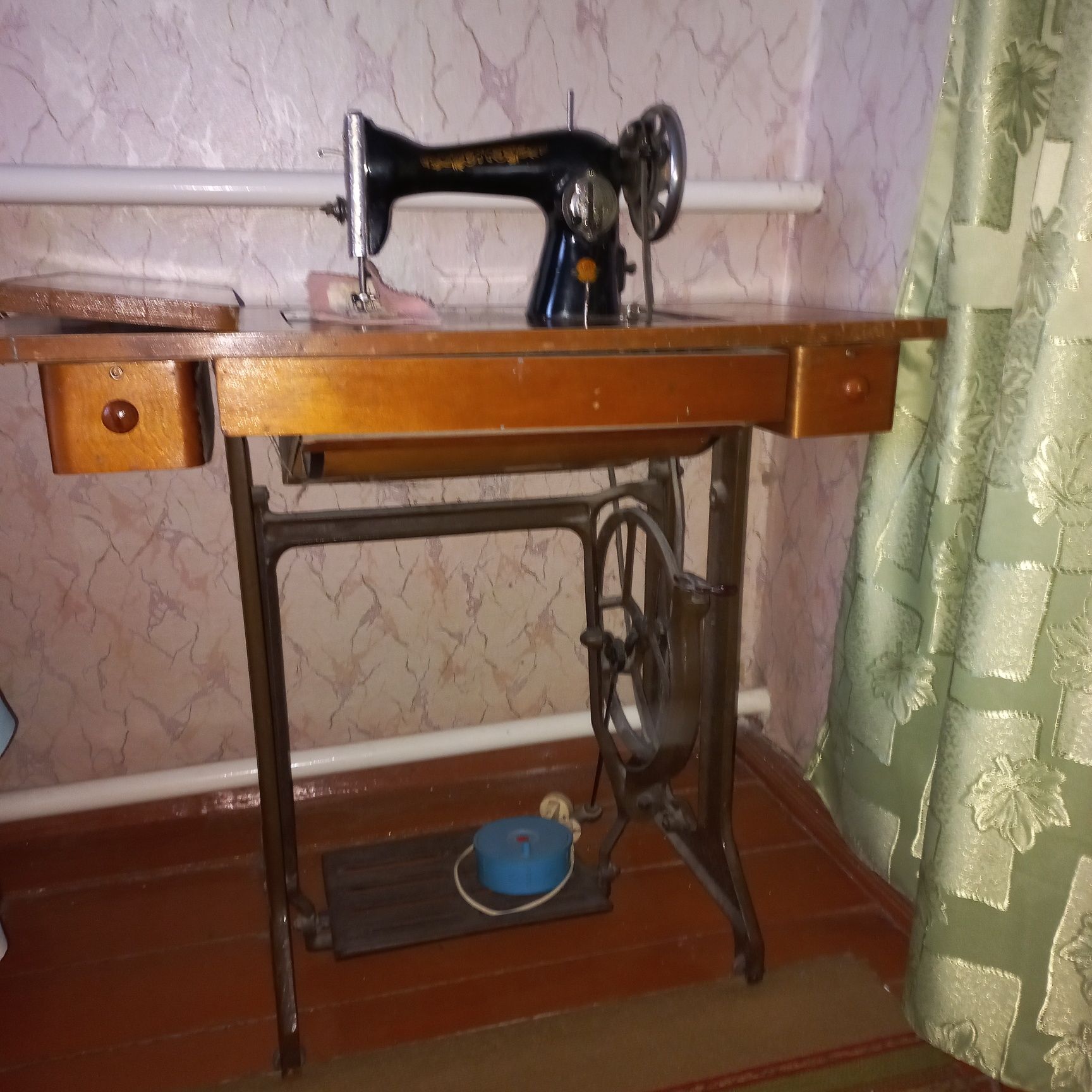Швейна машинка-стіл