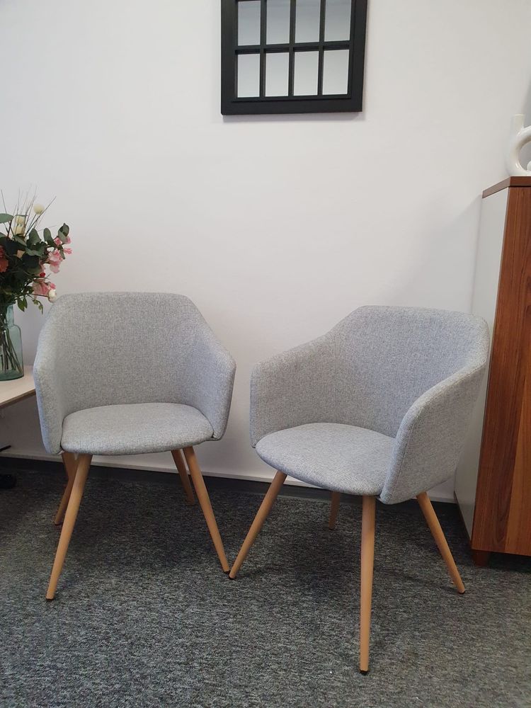 Krzesło tapicerowane z podłokietnikami