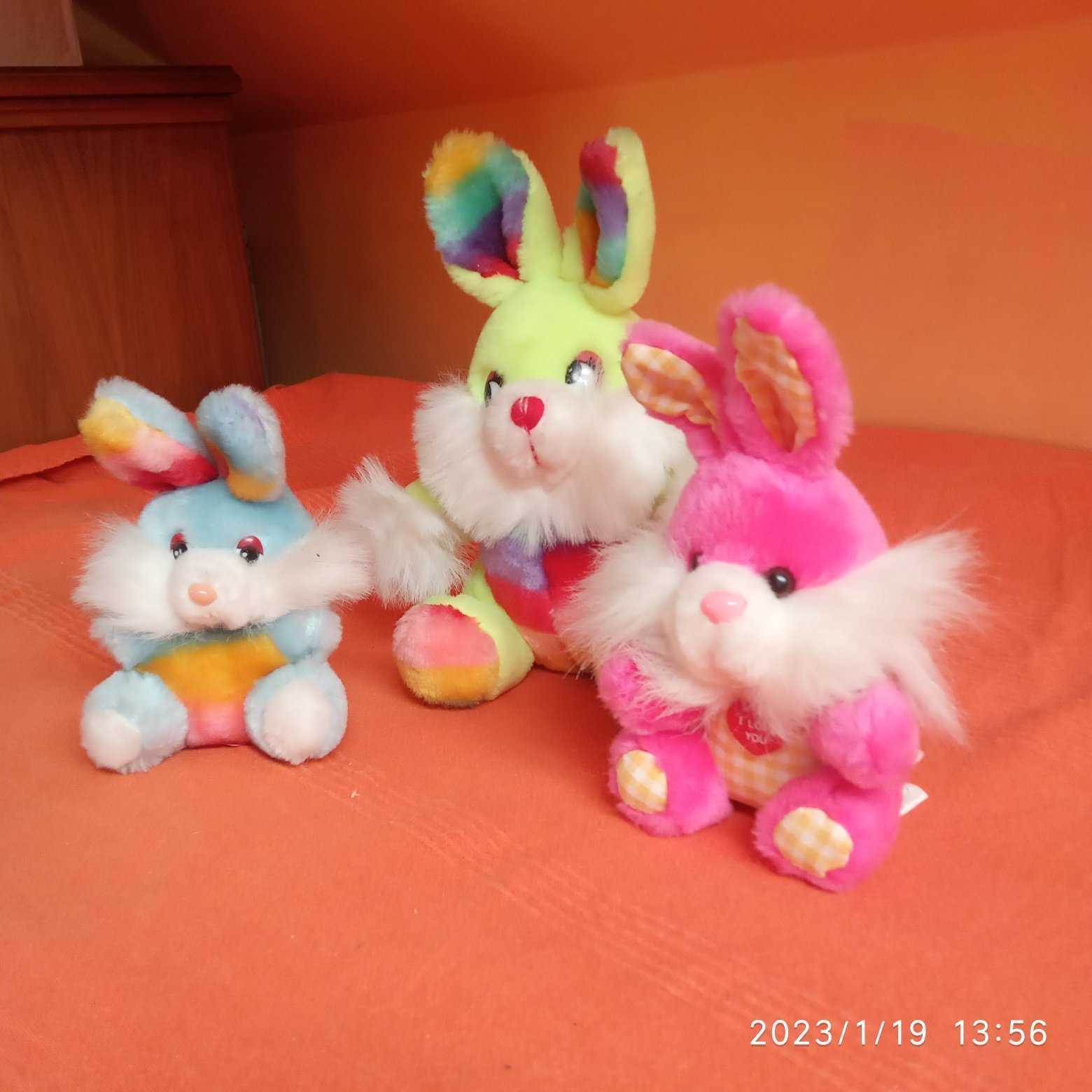 trzy maskotki przytulanki pluszaki - kolorowe króliczki zajączki