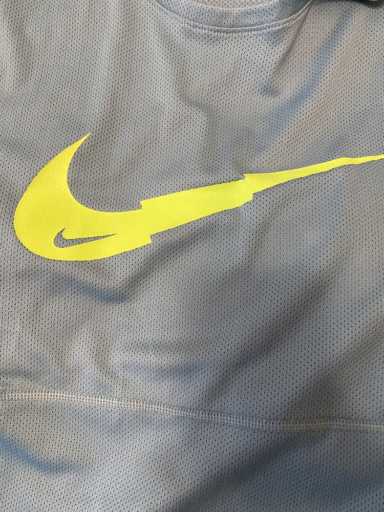 Футболка Nike для спорту