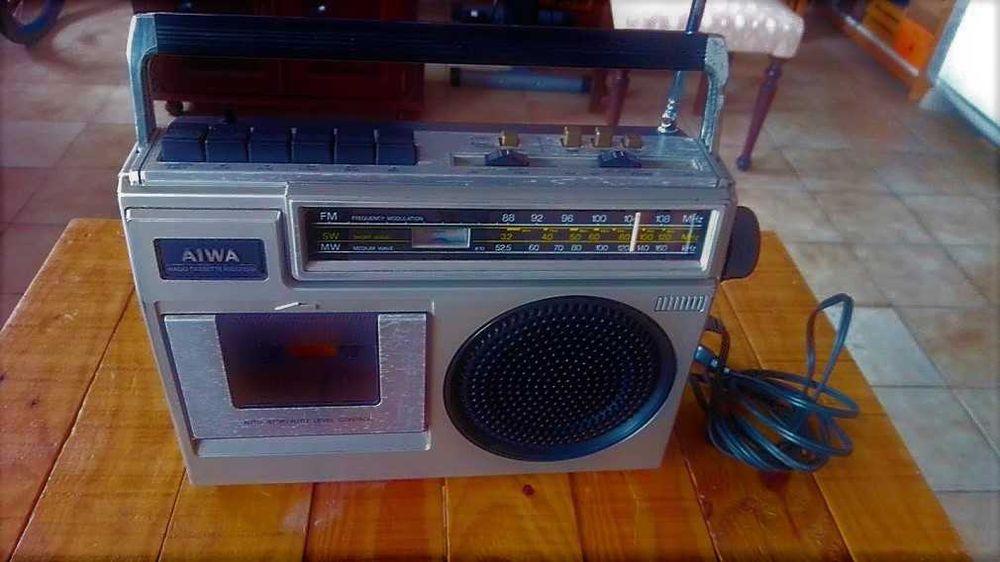 Rádio  Aiwa, modelo TPR145,