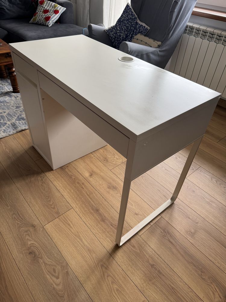 Białe biurko Ikea z szufladami i szafką