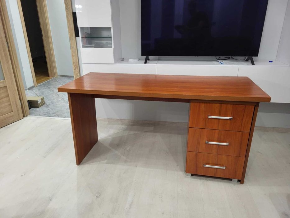 Biurko z komodą z 3 szufladami. Wymiary biurka: 160 x 65 x 85 cm