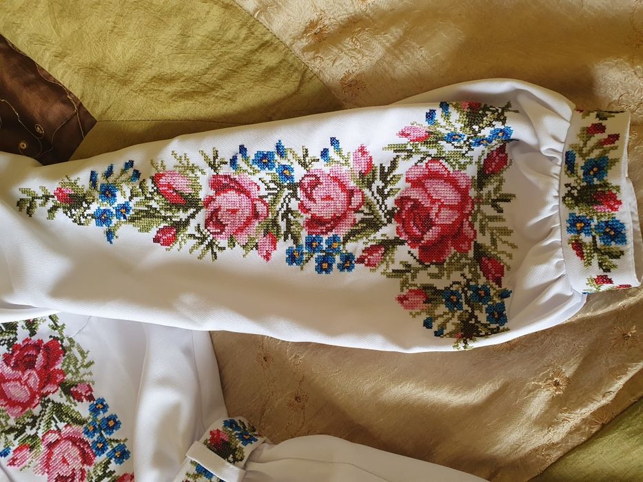 Вишите біле плаття