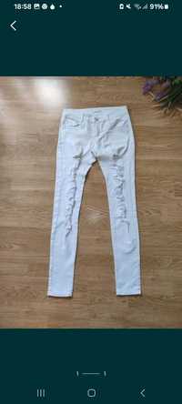 Белые джинсы рваники