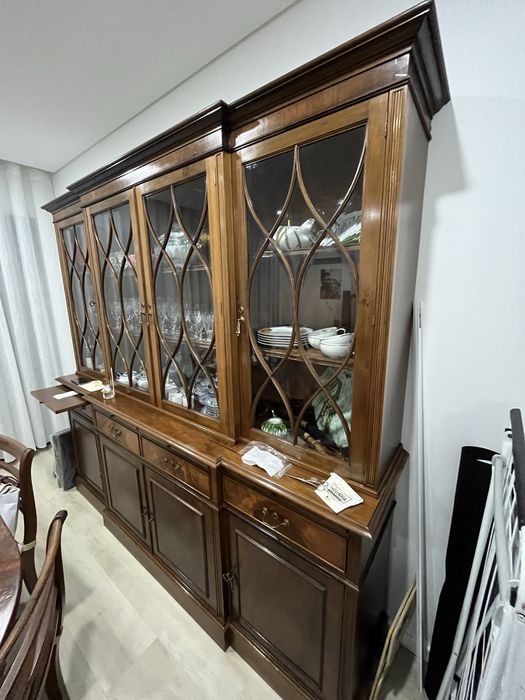 Conjunto louceiro + mesa com 6 cadeiras.