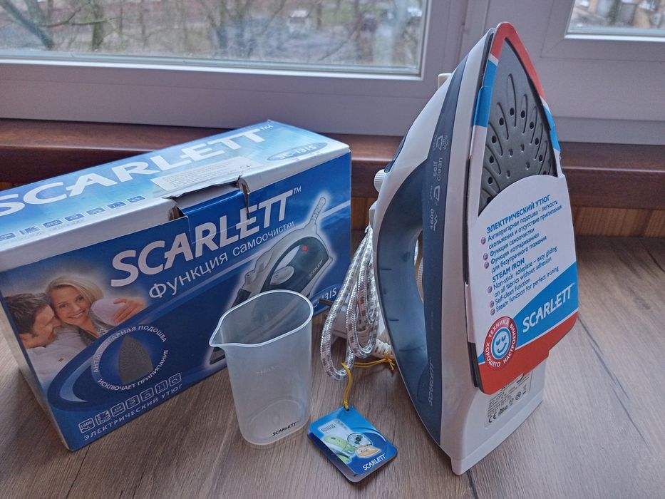 Праска з відпарювачем Scarlett SC-131S. Утюг