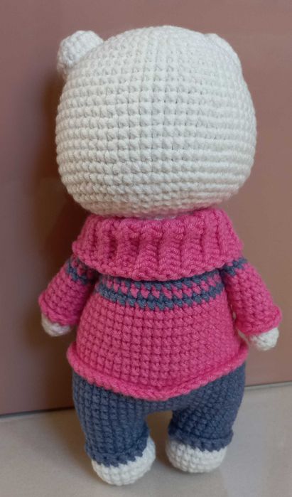 Szydełkowy miś w kolorowym ubranku