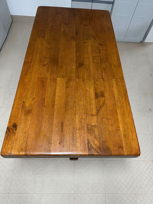 Mesa rústica em castanho