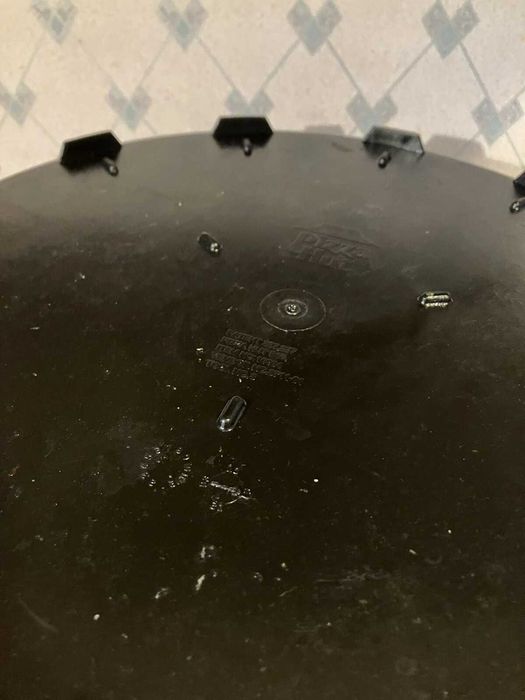 A forma original de pizza grande de 35 cm da Pizza Hut, com orifícios