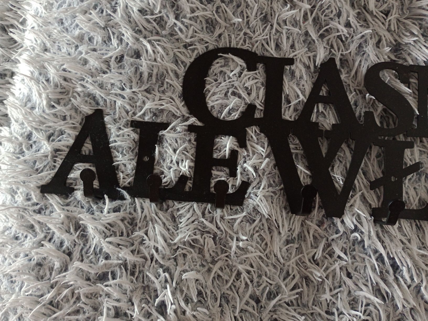 Metalowy wieszak na ubrania, klucze