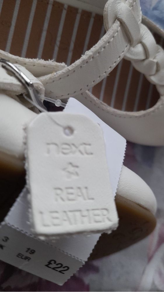 Nowe białe buciki skórzane firmy Next