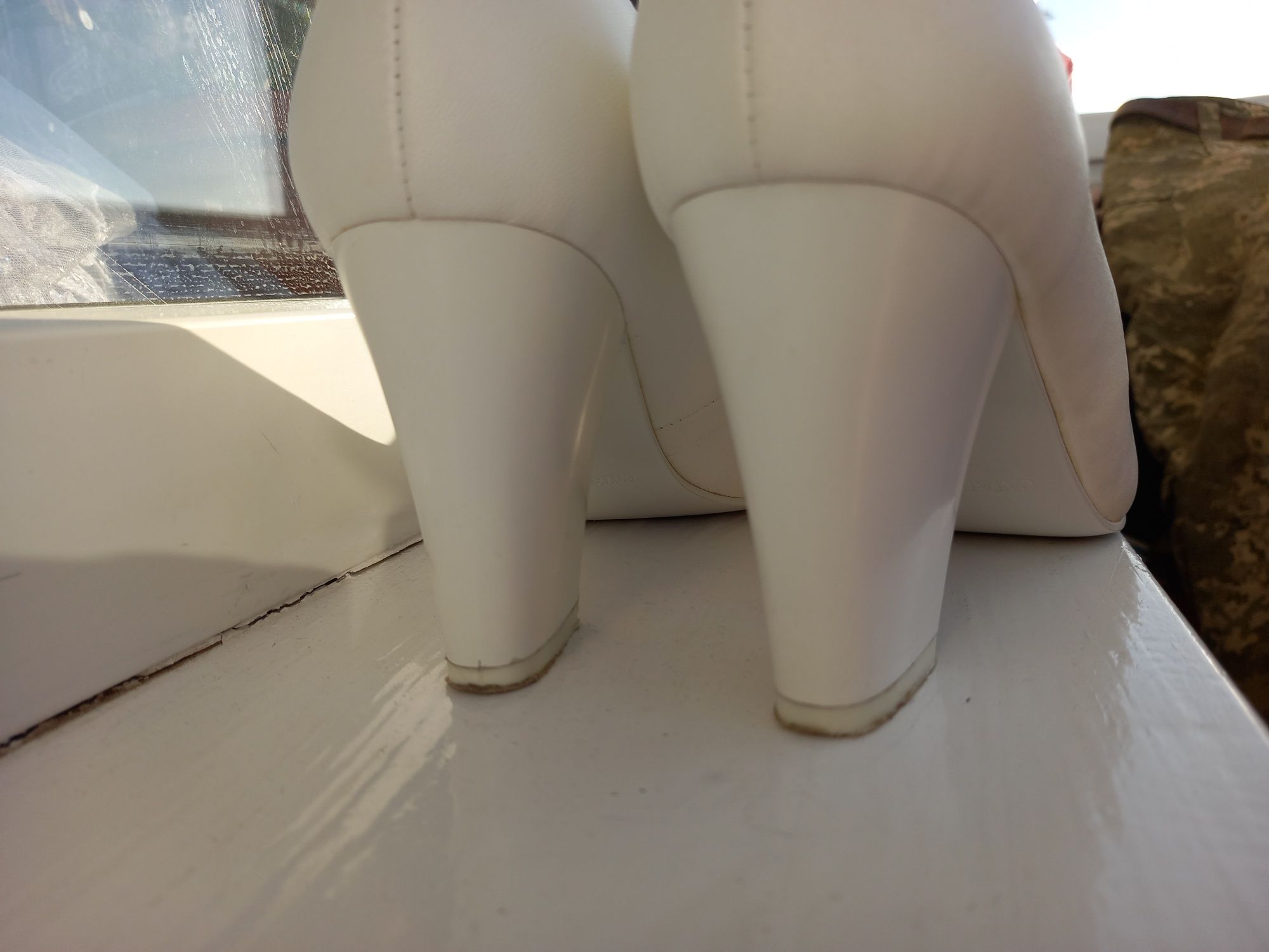 Шкіряні класичні (весільні) білі туфлі 39 розмір