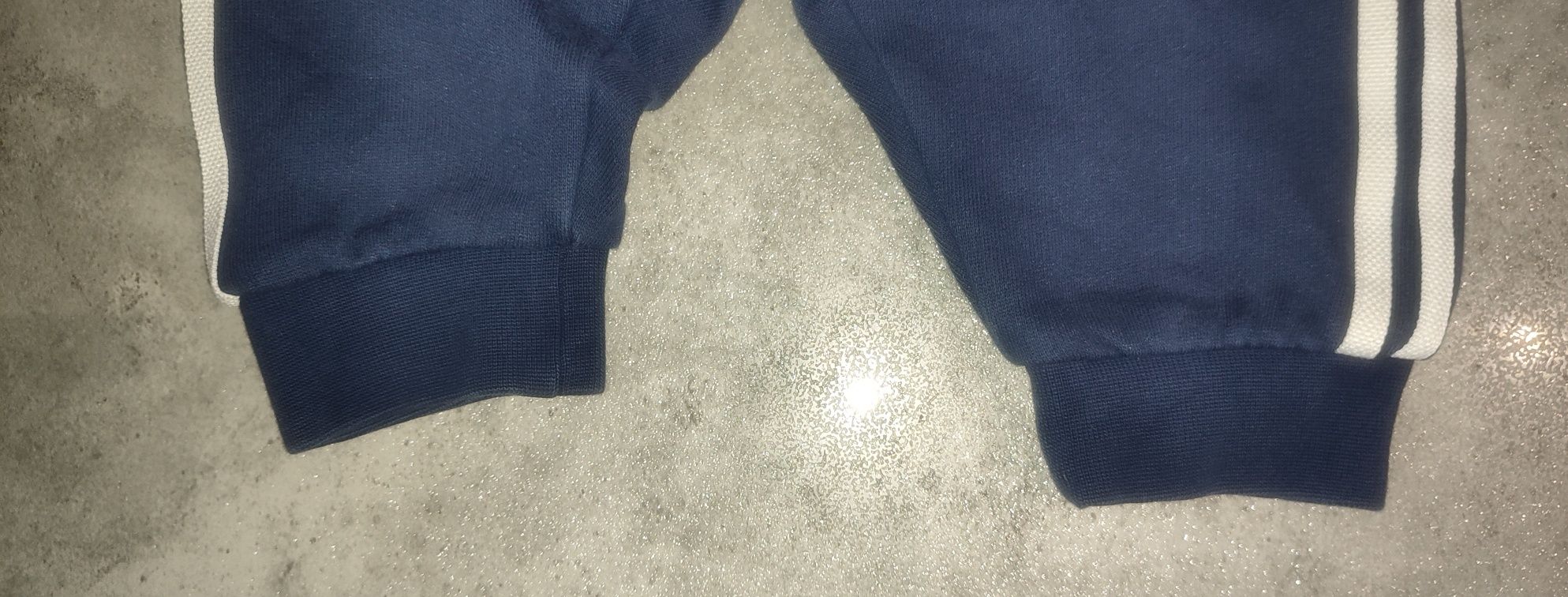Spodnie Adidas r. 3-6 m-c dresy granatowe