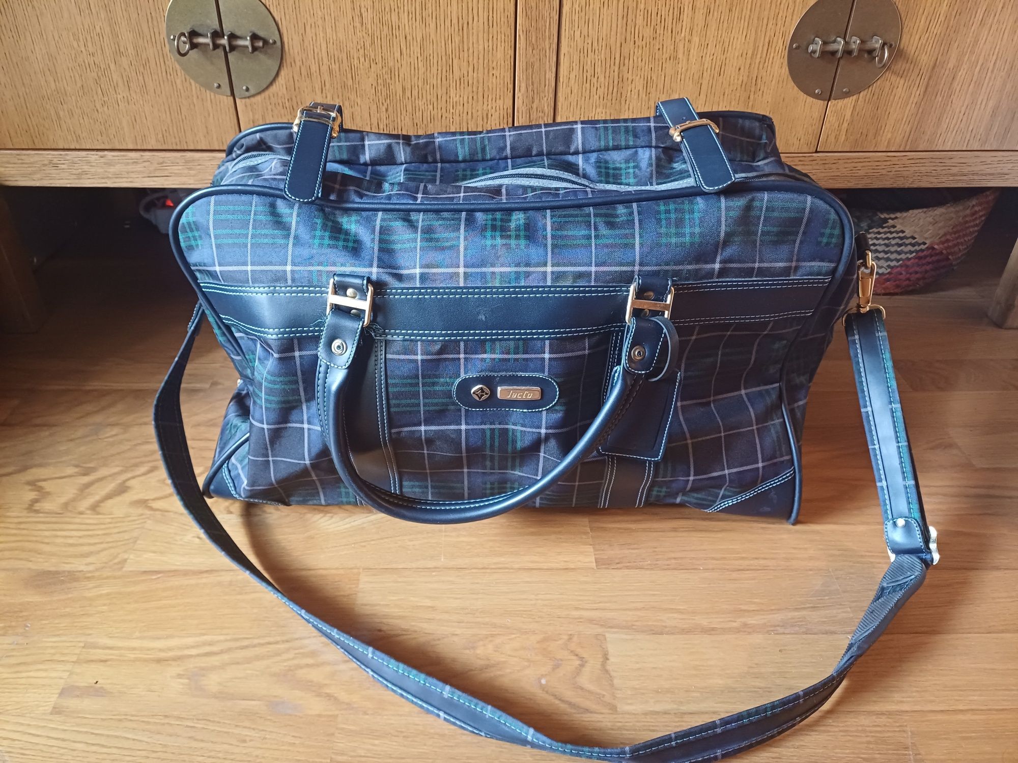 Mala de viagem azul, da marca Jacto, estilo vintage