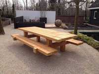 Stół ogrodowy z drewna - solidny