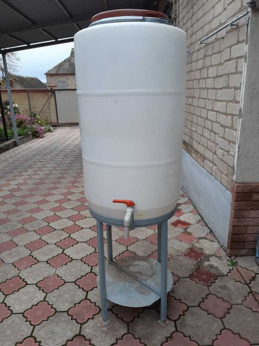 Емкость пластиковая пищевая 250л с подставкой