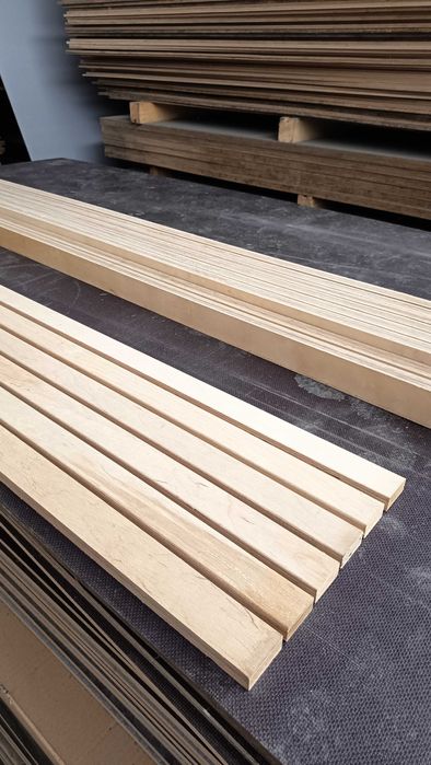 Listwy lamele ze sklejki ładne i bardzo wytrzymałe. Super materiał.