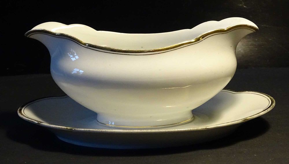 Przedwojenna porcelana Carl Tielsch sygnowana: sosjerka.