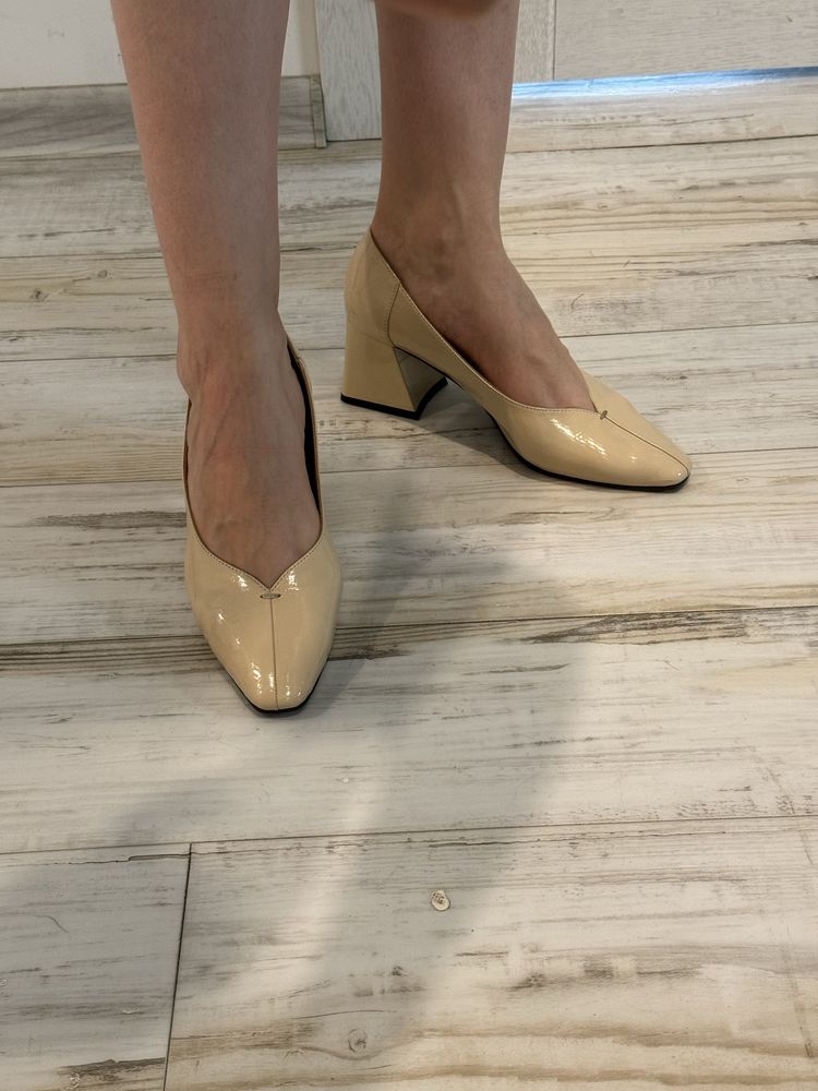 Туфлі жіночі бежеві Estro шкіряні лаковані. Розмір 37