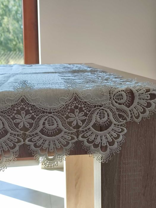 Biały obrus z koronką na ławę stolik kawowy stół
