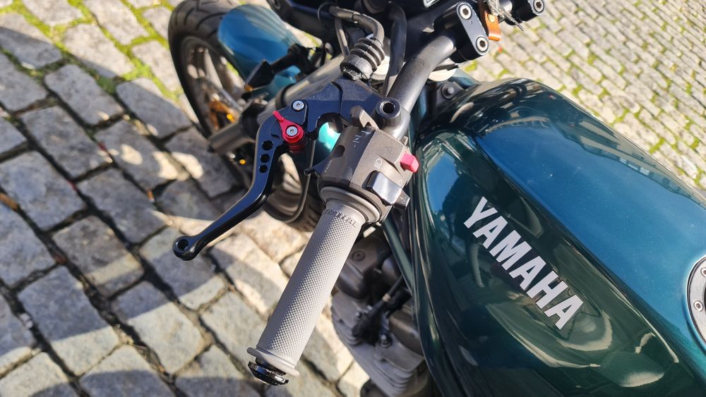 Street killer! Yamaha XJ600N personalizada. Muito material novo