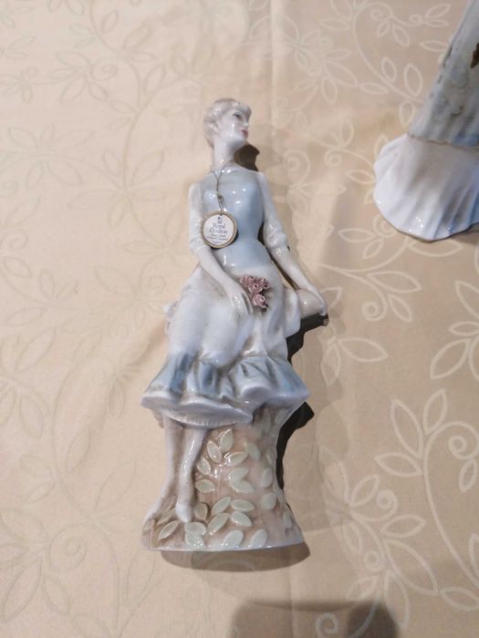 Estatuetas em porcelana. ROYAL DOULTON NOVAS