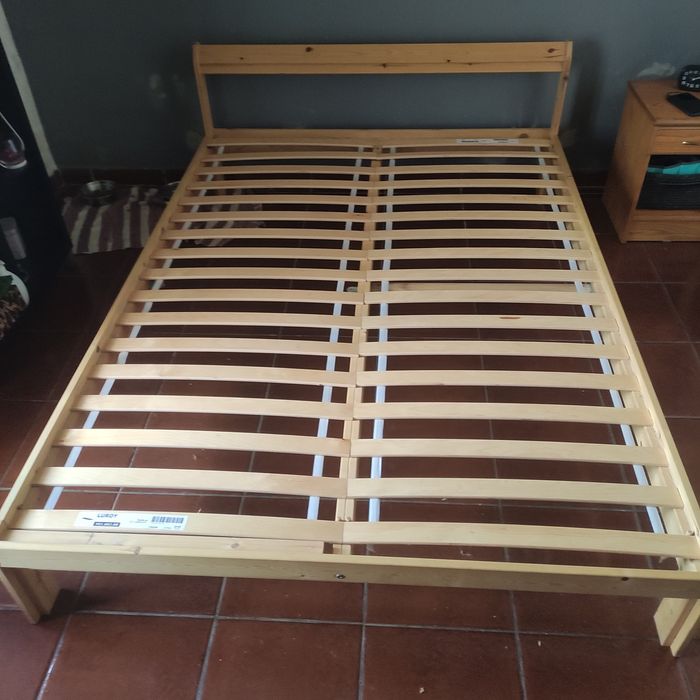 Cama casal IKEA com estrado 190*140 em bom estado