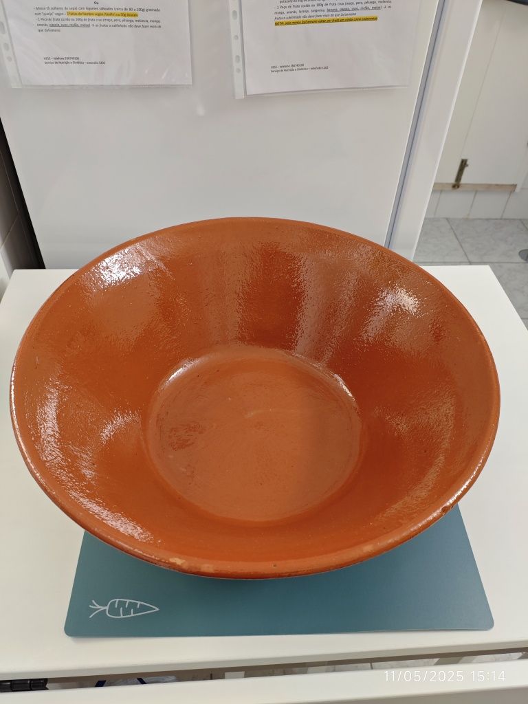 Vendo alguidar de barro usado, ótimo para amassar pão.