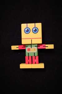 Розвиваюча дерев'яна іграшка - робот