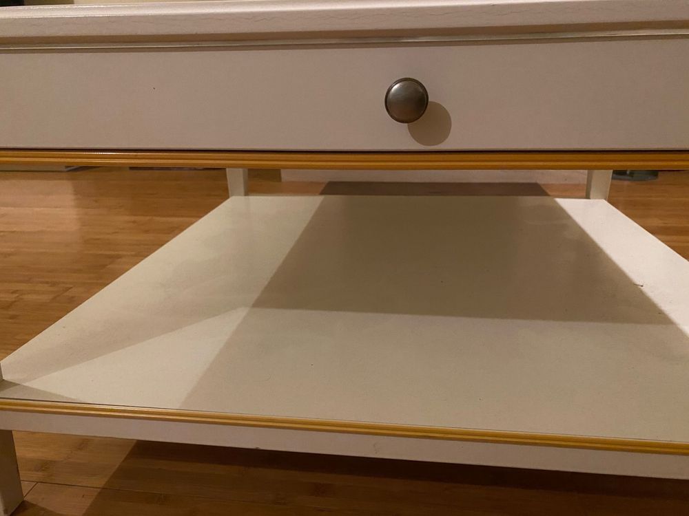 Mesa quadrada IKEA com tampo em vidro