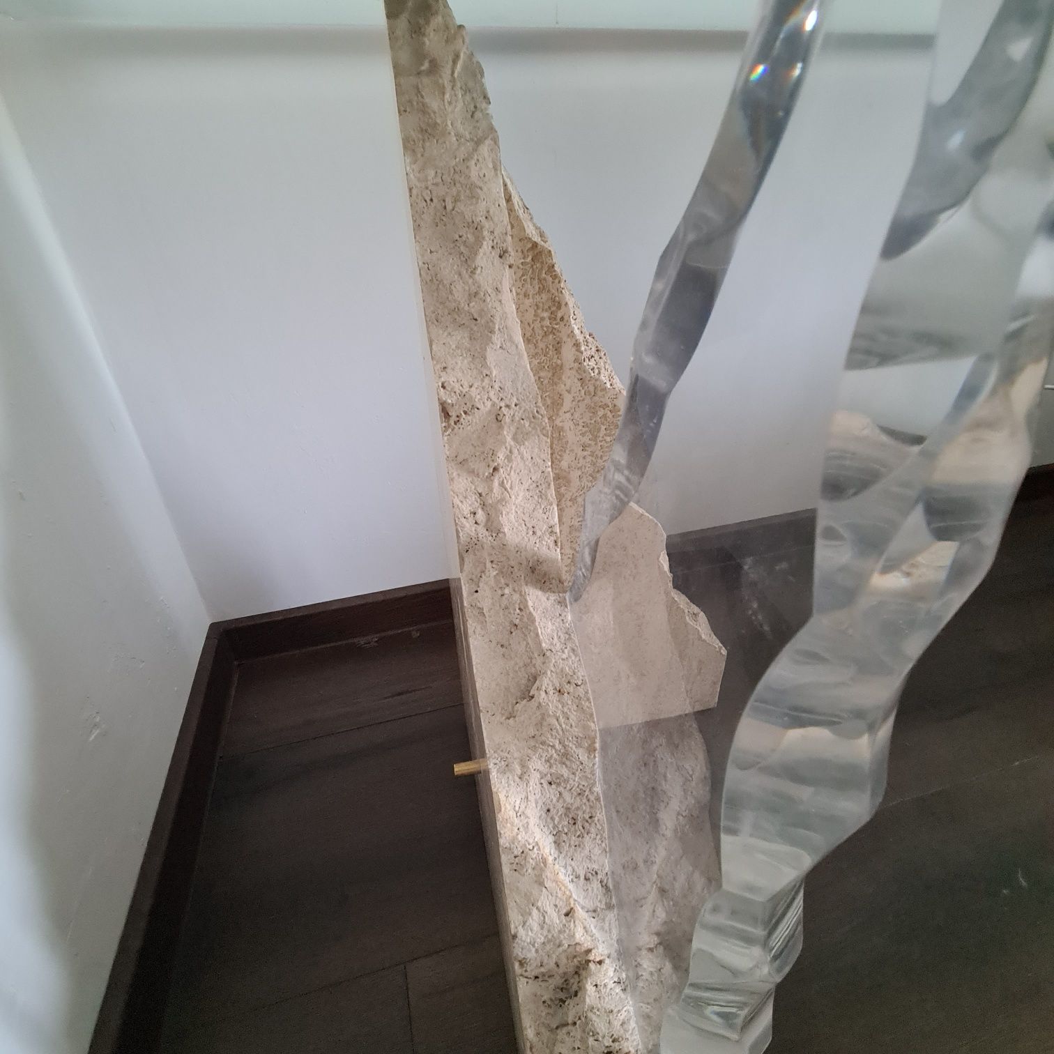 Stół szklany z granitowymi nogami