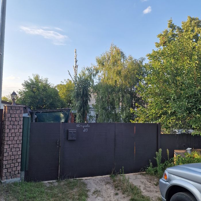 Горенка.  Будинок з великою ділянкою.