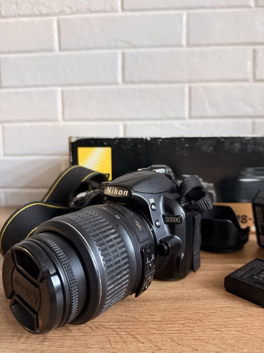 Nikon D3100 з обʼєктивом