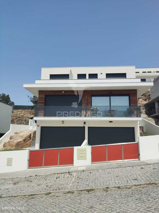 Moradia Geminada T3, excelente exposição solar