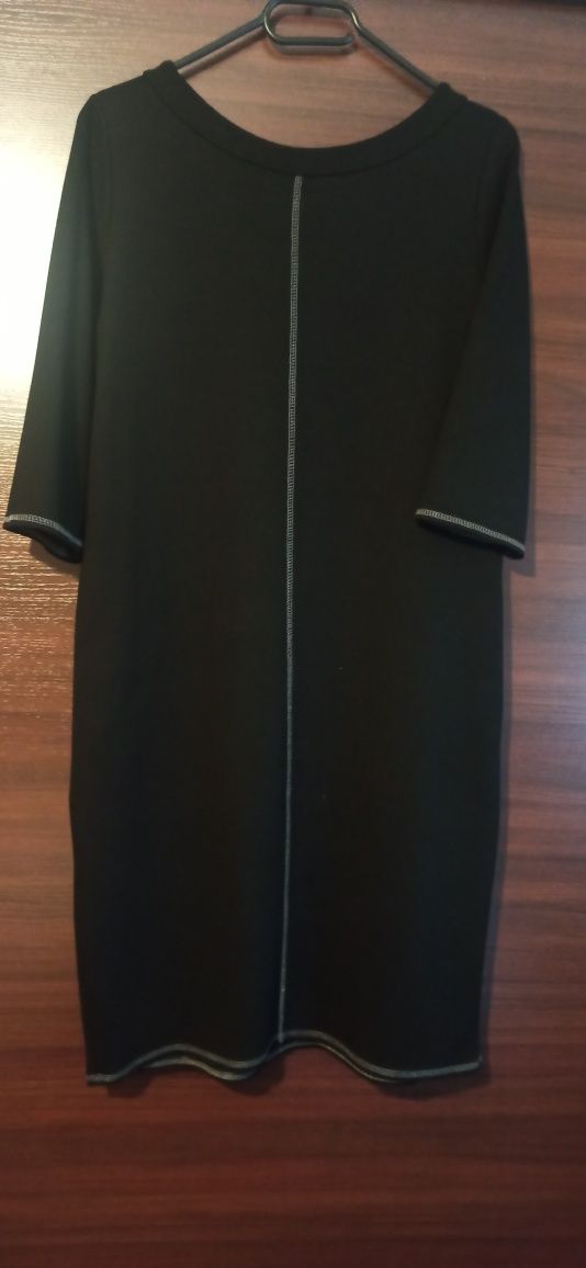 Czarna sukienka z kieszaniami