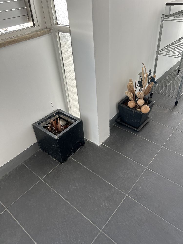 Dois vasos metalico e loiça