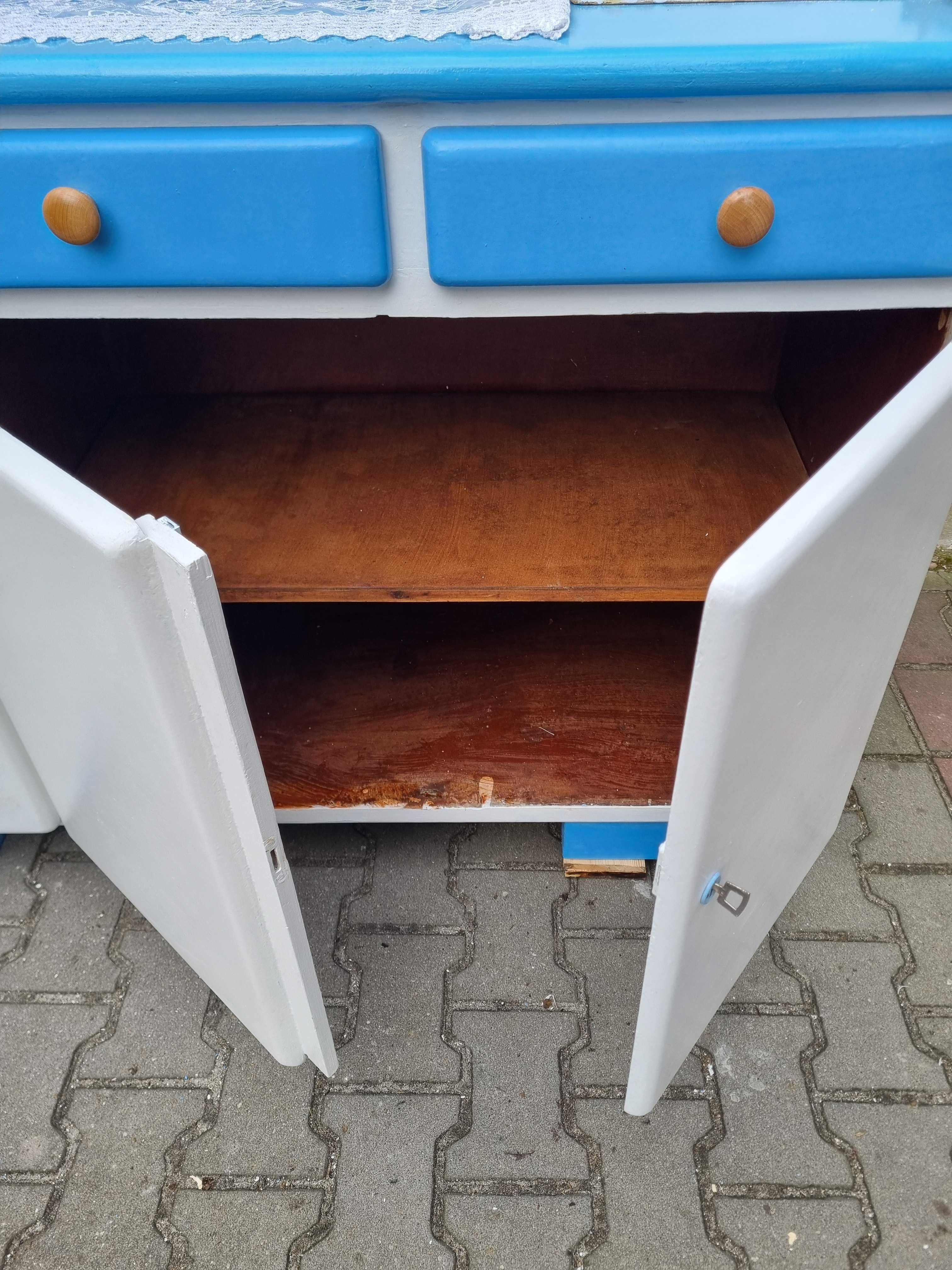 Odnowiony kredens kuchenny z okresu PRL