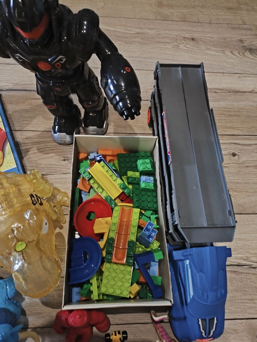 Zestaw zabawek robot, auta, gry, tablica magnetyczna