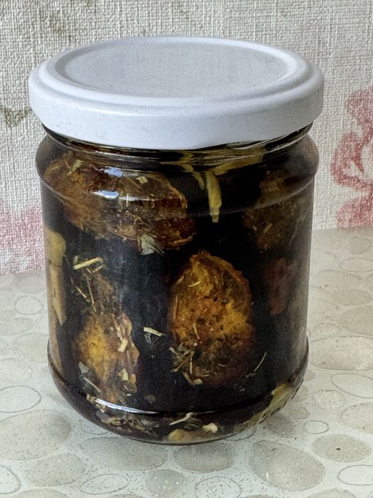 Вʼялені сливи в олівковій оліі