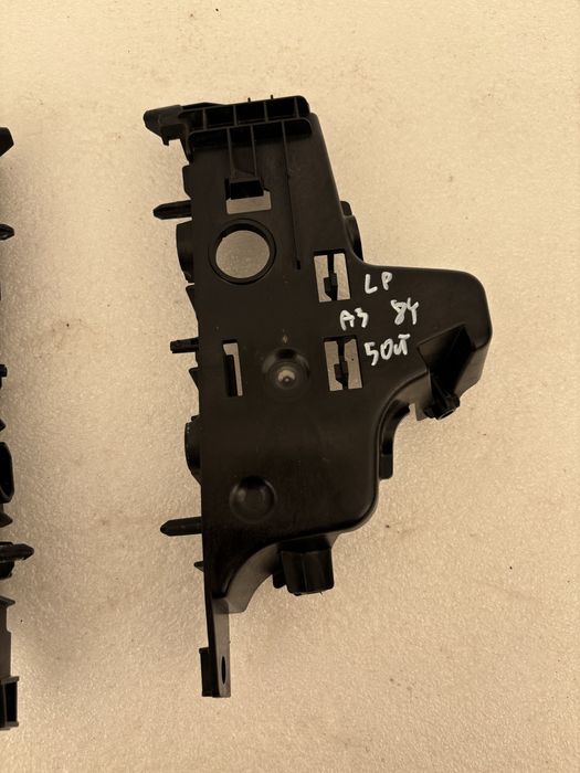 Audi A3 8Y 20- ślizg zderzaka prawy lewy przód przedni mocowanie